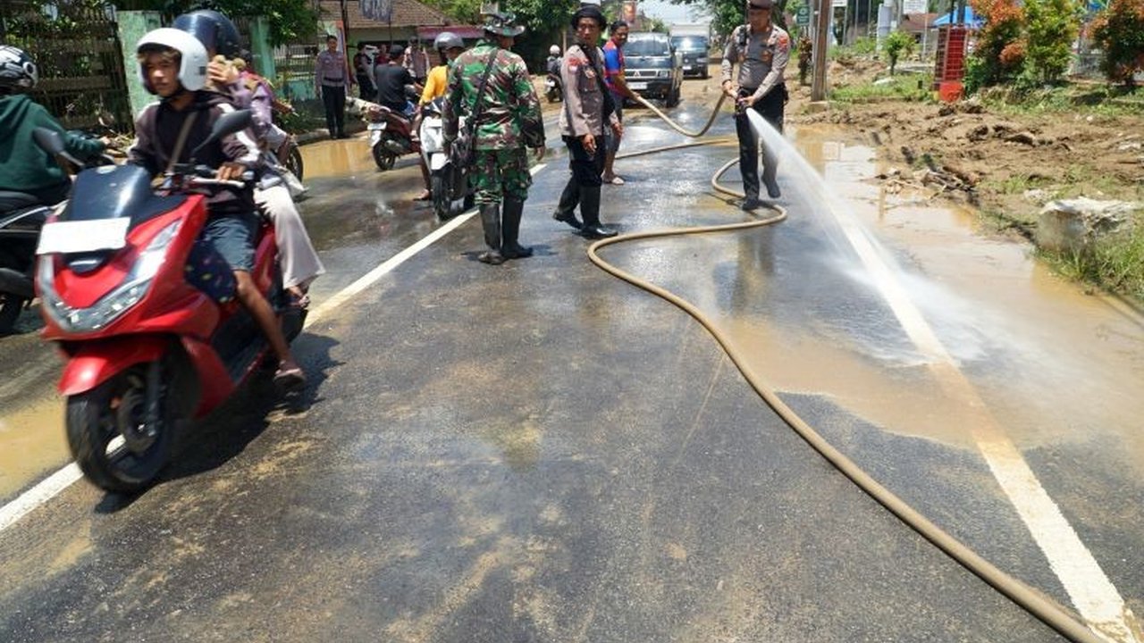 Upaya Pemulihan Pascabanjir Tulungagung terus digencarkan, memastikan akses jalan dan layanan publik kembali normal setelah terendam lumpur, memicu rasa penasaran publik.