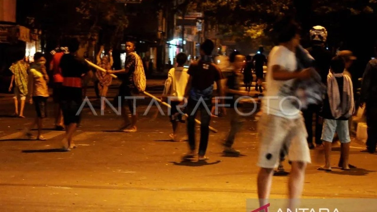 Kepolisian Makassar tengah menyelidiki kasus tawuran antar pemuda yang mengakibatkan seorang warga tewas terkena anak panah saat berusaha melerai. Insiden tragis ini menambah daftar panjang konflik di wilayah tersebut.