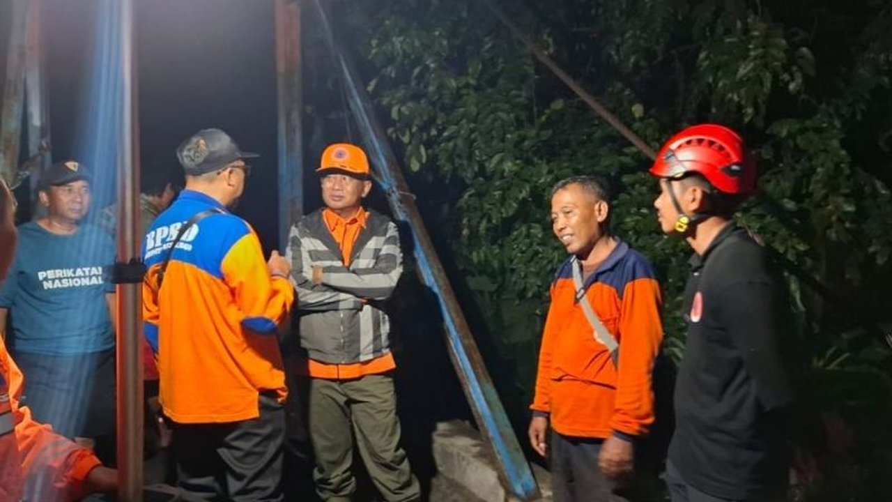 Jembatan darurat penghubung antardusun di Probolinggo kembali putus diterjang banjir akibat cuaca ekstrem, menyebabkan akses warga terdampak dan memerlukan penanganan segera.