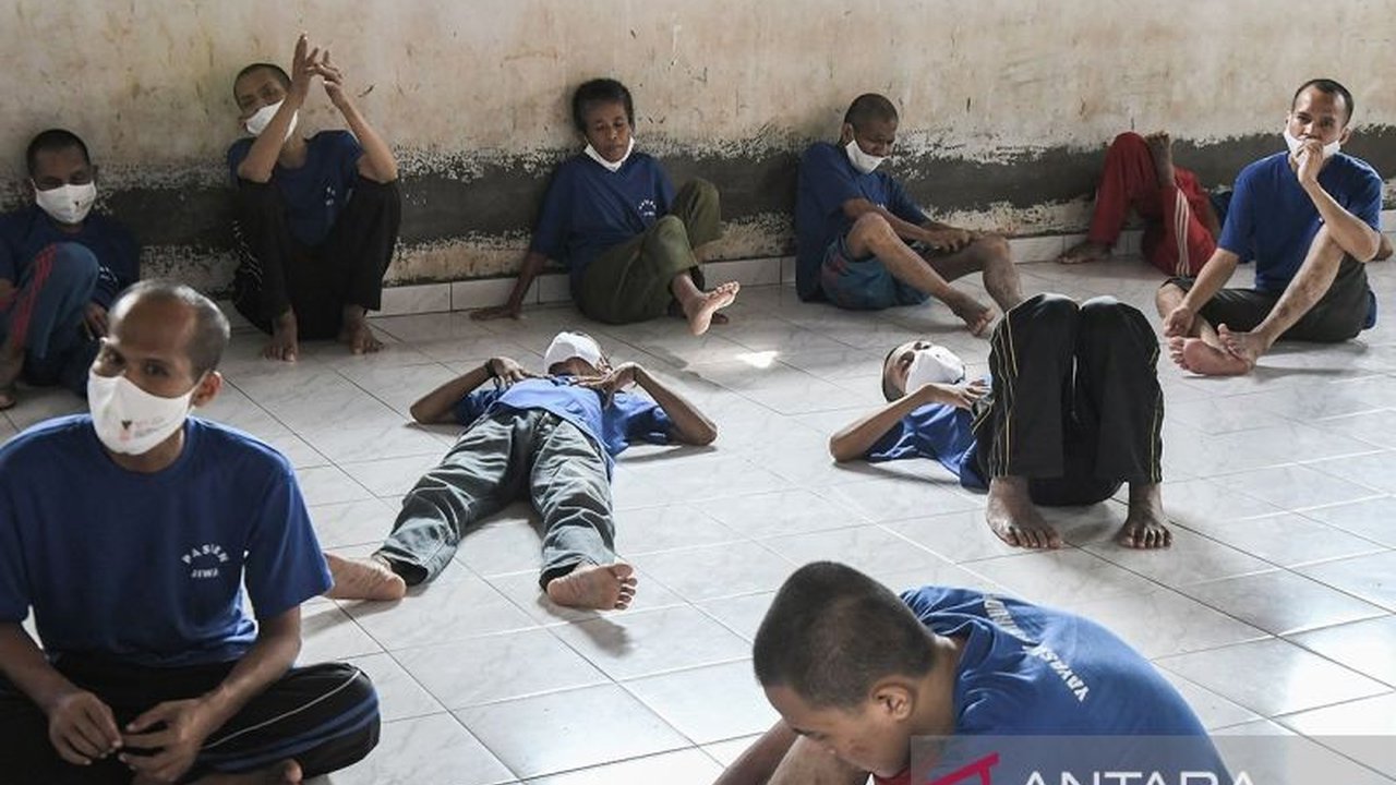 Dinas Sosial Kabupaten Mukomuko mengalokasikan anggaran Rp60 juta sebagai Prioritas Dana Sosial ODGJ Mukomuko, fokus pada rehabilitasi dan pengobatan, meskipun terjadi penurunan anggaran signifikan.