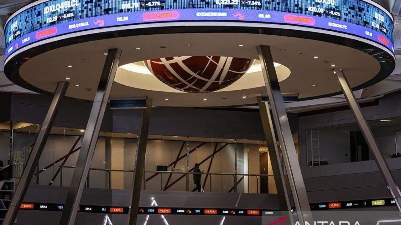 Ekonom memprediksi pasar modal akan bergerak hati-hati dalam beberapa hari ke depan. Hal ini dipicu oleh pengumuman MSCI dan gelombang pengunduran diri pejabat kunci di OJK dan BEI, menciptakan ketidakpastian di tengah investor.