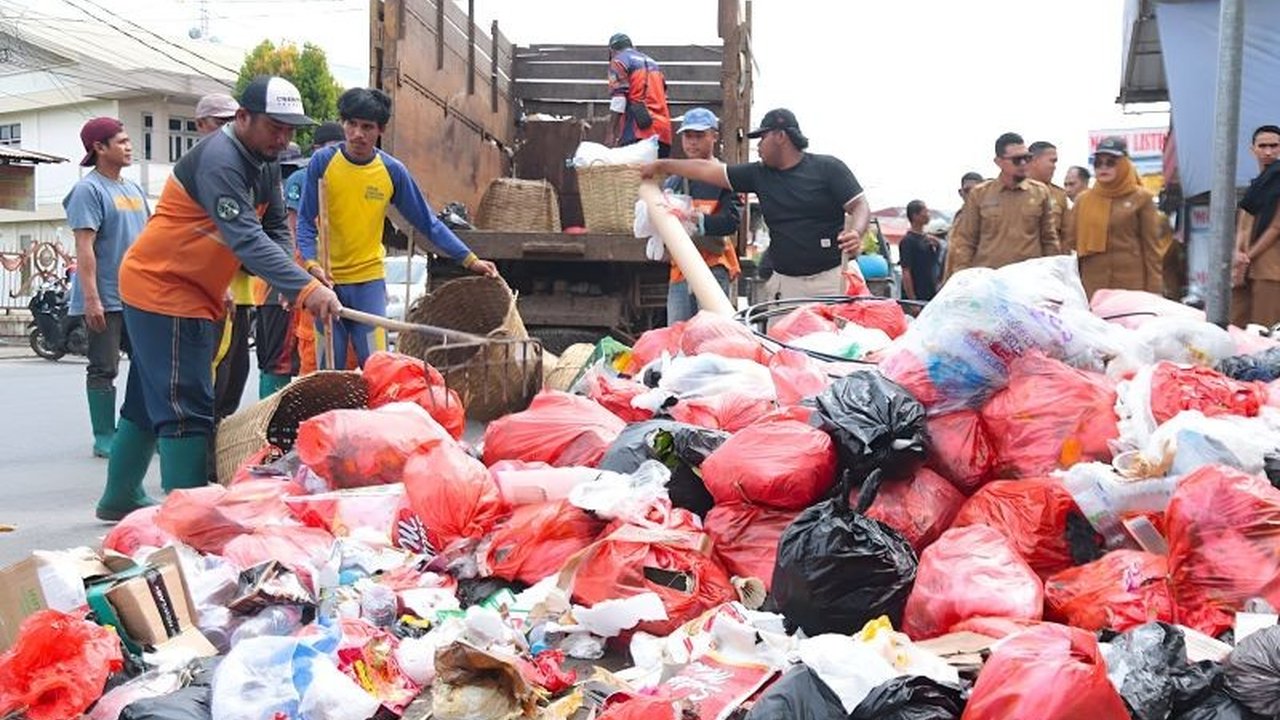 Pemerintah Kota Singkawang akan menindak tegas warga yang kedapatan membuang sampah sembarangan di lokasi tidak resmi, menegaskan sanksi sesuai Perda untuk menjaga kebersihan dan ketertiban kota.