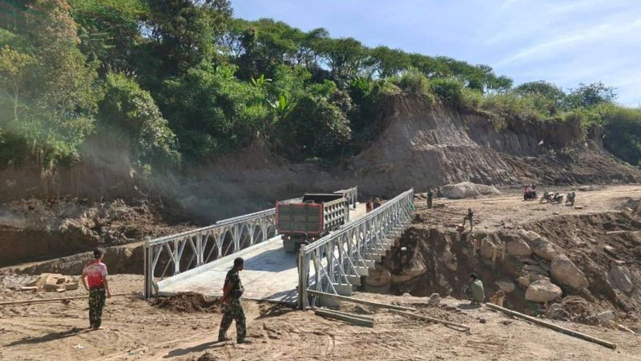 Pembangunan Jembatan Gantung Aceh untuk desa-desa terisolasi pasca-banjir kini memasuki tahap akhir, menjanjikan pemulihan akses vital bagi masyarakat.