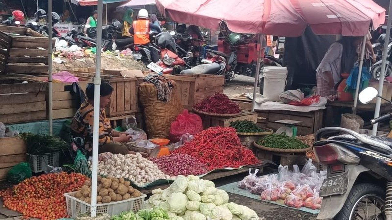 Jelang bulan suci, Disperindag OKU gencar memantau pasar. Upaya ini dilakukan untuk memastikan stabilitas Harga Sembako Ramadhan OKU dan mencegah praktik penimbunan yang merugikan konsumen.