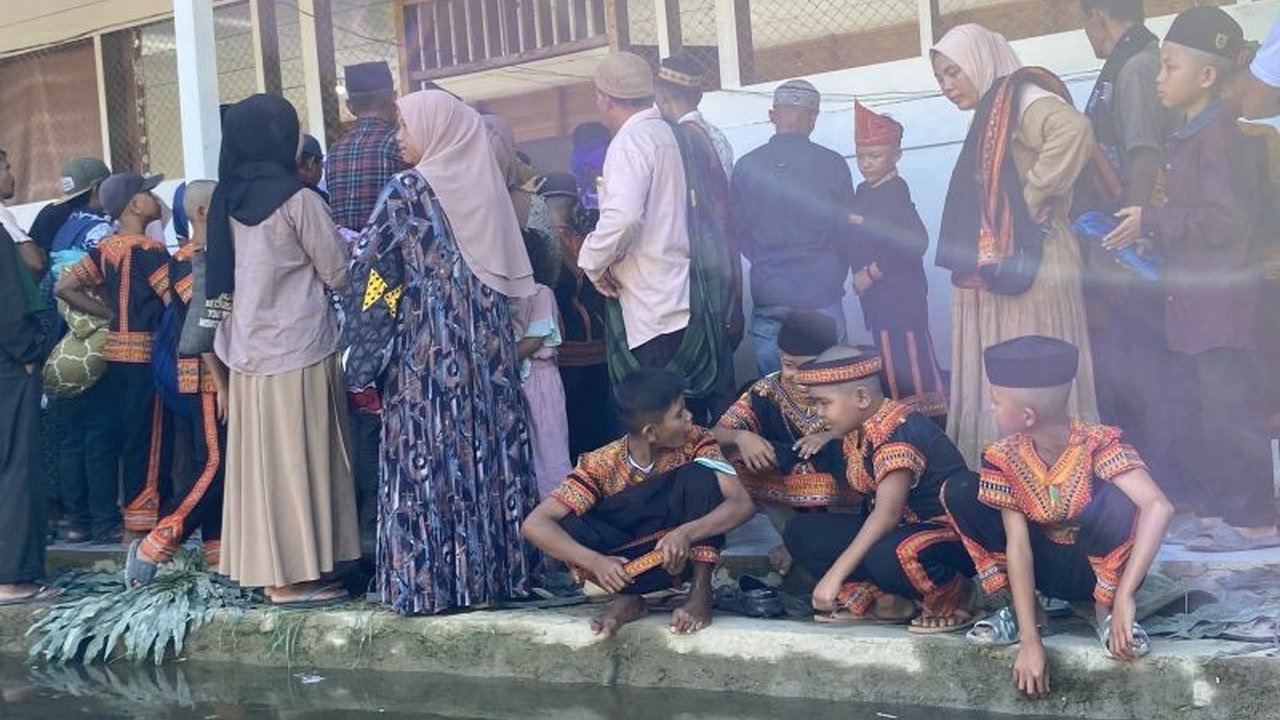 Warga Kecamatan Pining, Gayo Lues, Aceh, merasa sangat terbantu dengan adanya program khitanan massal gratis setelah wilayah mereka dilanda bencana, meringankan beban biaya dan aksesibilitas.