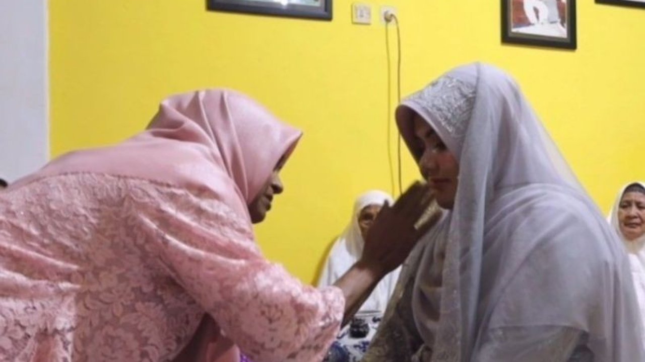 Tradisi Waraka Gamrange, adat istiadat pra-pernikahan di Maluku Utara, kini resmi dilindungi negara sebagai ekspresi budaya tradisional. Simak pentingnya perlindungan ini untuk warisan bangsa dan pengembangan ekonomi kreatif.