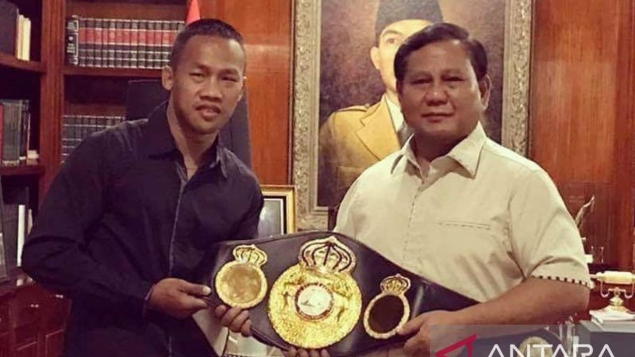 Daud Yordan, petinju legendaris Indonesia, kini resmi mengemban amanah sebagai Ketua KONI Kalbar. Simak visi dan misinya untuk memajukan olahraga daerah dengan mental juara.