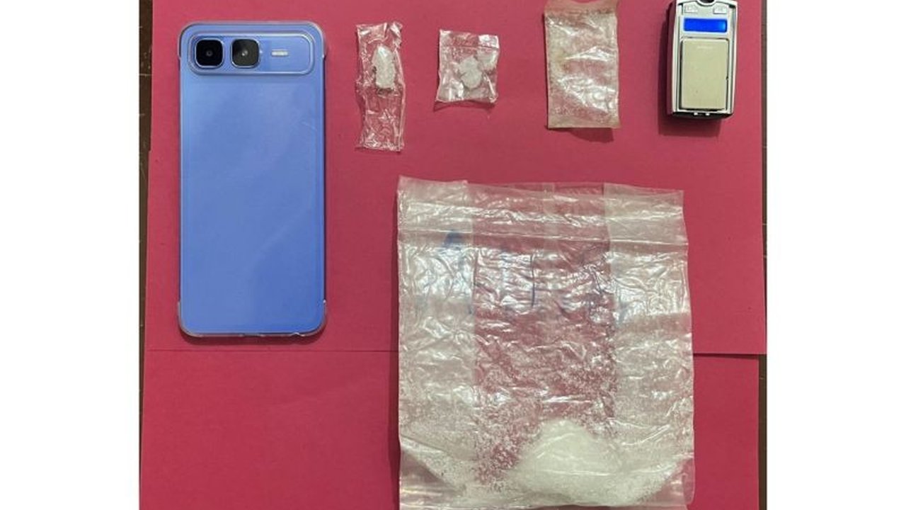 Polres Anambas berhasil menangkap seorang nelayan berinisial S (33) yang menjual narkoba jenis sabu hasil temuan di pantai Desa Nyamuk, menegaskan komitmen memerangi peredaran narkotika di wilayah Kepulauan Anambas.