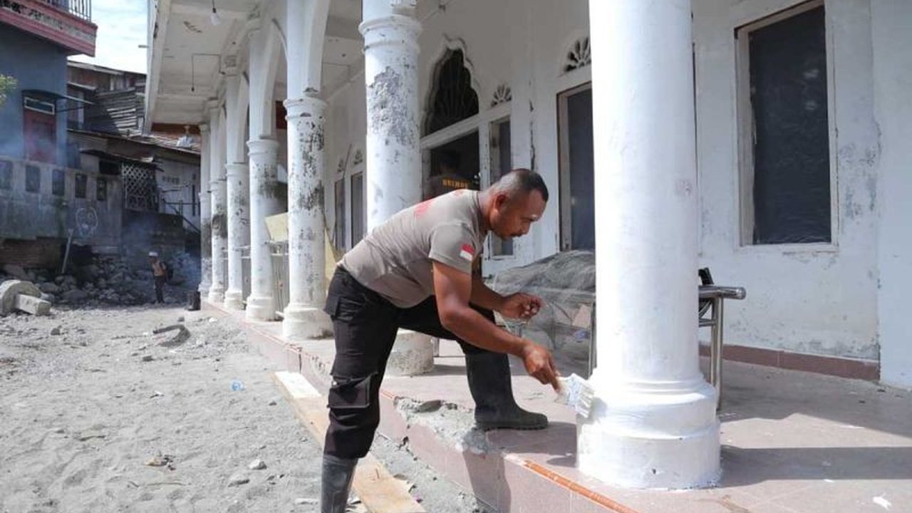Personel Polri bersama masyarakat bergotong royong membersihkan meunasah terdampak bencana di Bener Meriah, memastikan kesiapan rumah ibadah menjelang Ramadhan.