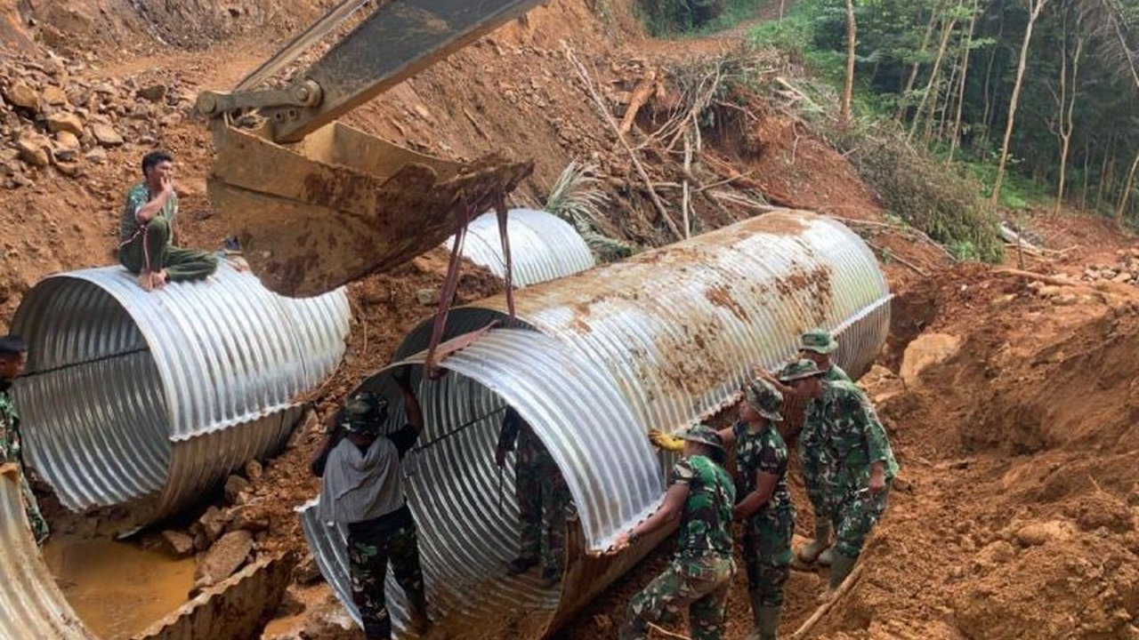 Satgas Kodam I/BB sigap TNI Bangun Jembatan Armco untuk pulihkan akses vital antardesa di Tapanuli Tengah pascabencana, percepat mobilitas warga dan ekonomi.
