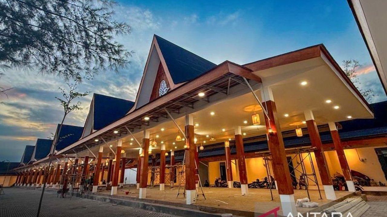Kementerian Kelautan dan Perikanan (KKP) tengah merampungkan pembangunan Kampung Nelayan Merah Putih (KNMP) Banyuwangi, sebuah inisiatif strategis untuk menciptakan ekosistem ekonomi pesisir berkelanjutan dan destinasi pariwisata bahari baru di ujung timu