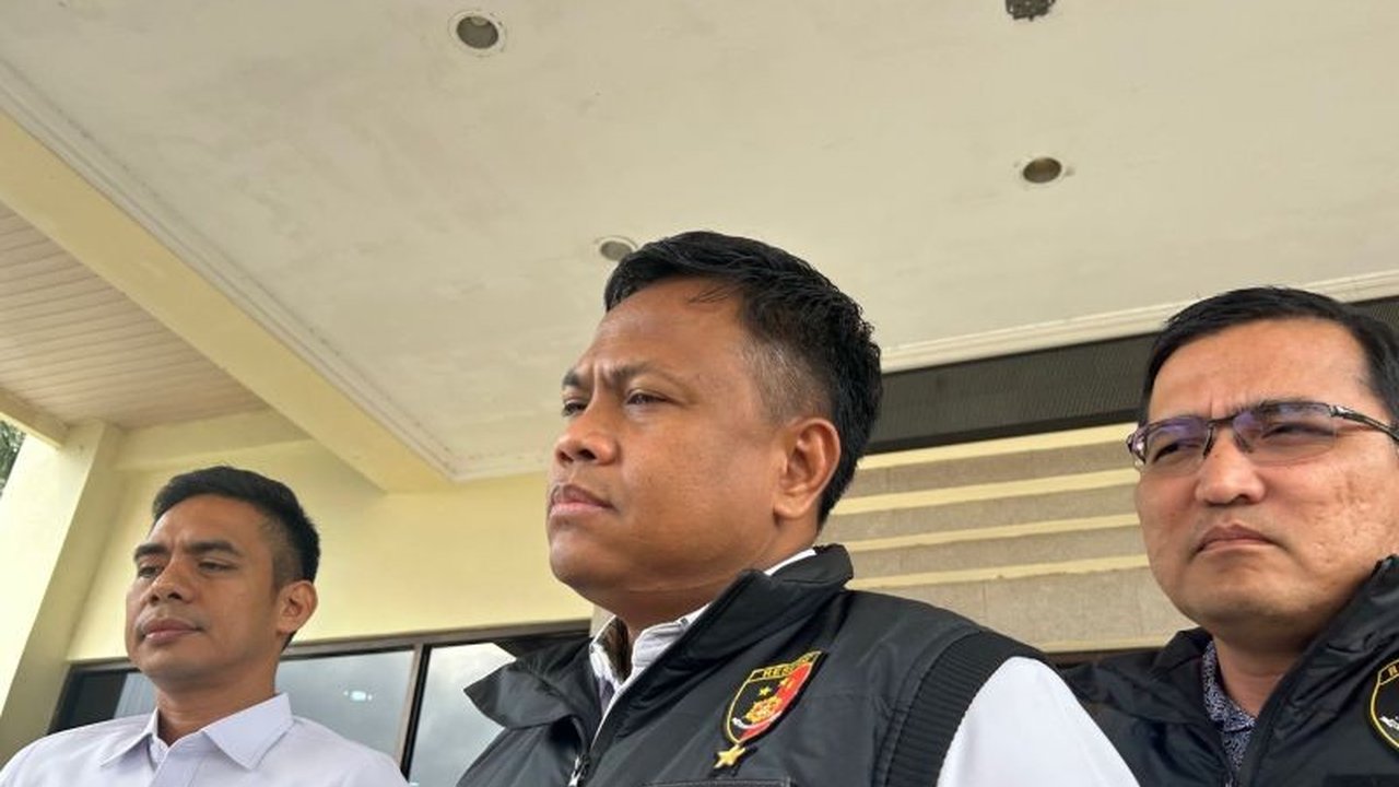 Kepolisian Republik Indonesia menetapkan 11 Anak Buah Kapal (ABK) asal Kepulauan Riau sebagai tersangka dalam kasus penyelundupan pasir timah seberat 7,5 ton, sebuah tindak pidana yang merugikan negara dan menjadi sorotan publik.