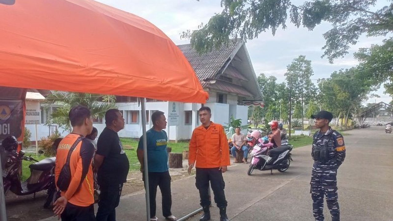 Seorang nelayan bernama Muhammad Ali dilaporkan hilang di perairan Taka Limpoge, Sinjai, setelah diduga terjatuh dari kapal. Basarnas Makassar segera mengerahkan tim untuk mencari korban dan mengoptimalkan operasi SAR.