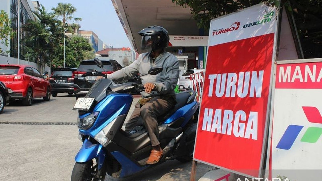 Kabar gembira bagi pengguna SPBU Vivo! Harga BBM Vivo Revvo 92 kini turun menjadi Rp12.680 per liter. Simak perbandingan harga BBM dari Pertamina, Shell, dan BP lainnya.