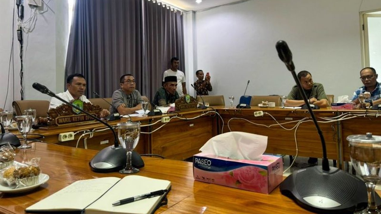 Pelaku usaha pariwisata di Labuan Bajo mendesak pembukaan Taman Nasional Komodo (TNK) mulai 1 Februari 2026. Desakan ini muncul setelah penutupan akibat cuaca buruk berdampak signifikan pada stabilitas ekonomi lokal, menimbulkan ketidakpastian bagi indust