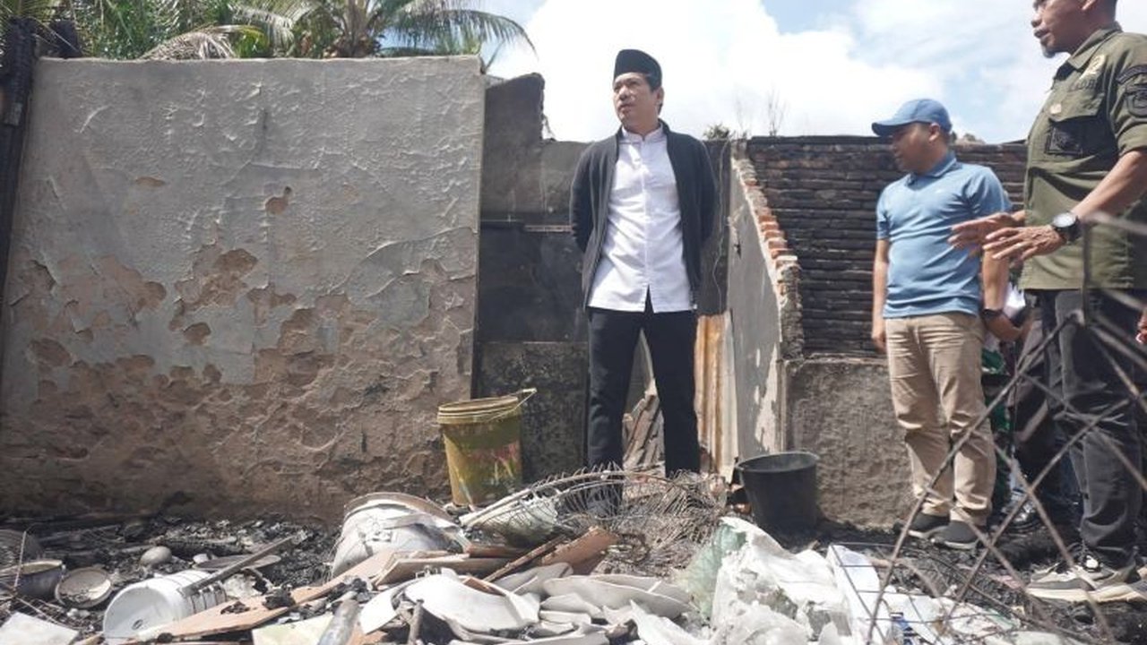 Pemerintah Kabupaten Bengkulu Utara menunjukkan respons cepat dengan menyalurkan Bantuan Korban Kebakaran kepada warga terdampak di Desa Argamulya. Simak detail penanganan dan imbauan penting dari Bupati Arie Septia Adinata.