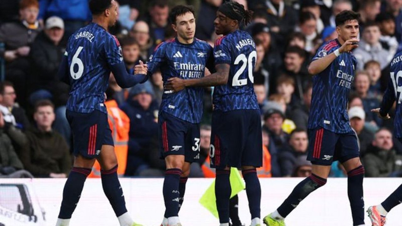 Arsenal meraih kemenangan telak 4-0 atas Leeds United, memastikan Arsenal Pesta Gol dan memperlebar jarak di puncak klasemen Liga Inggris, membuat persaingan semakin memanas.