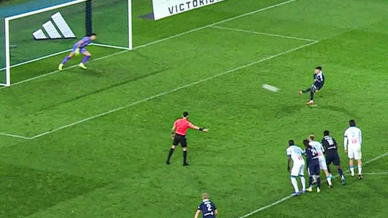 Persaingan ketat di papan atas Liga Prancis semakin memanas setelah Lens berhasil merebut kembali puncak klasemen, sementara Olympique de Marseille harus puas berbagi poin. Simak detail lengkapnya di sini!