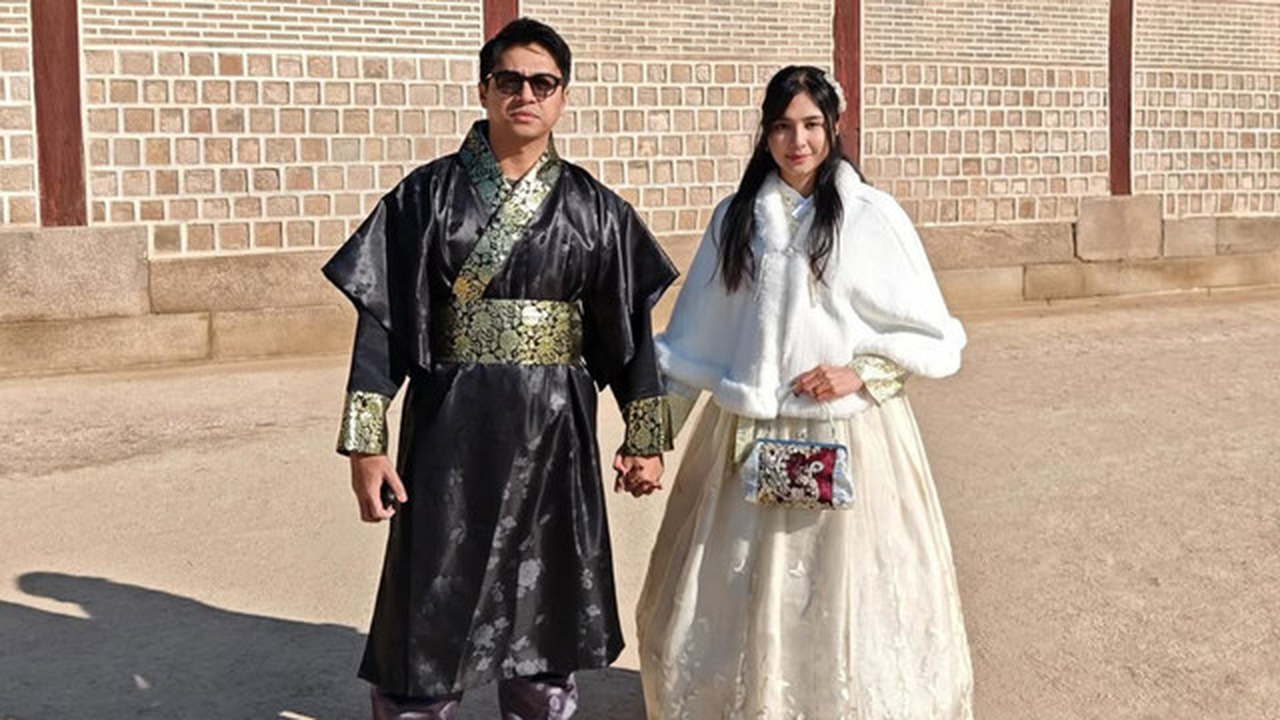 Mikha Tambayong Pakai Hanbok Bersama Deva Mahenra saat Liburan ke Korea (Foto: Instagram @miktambayong)