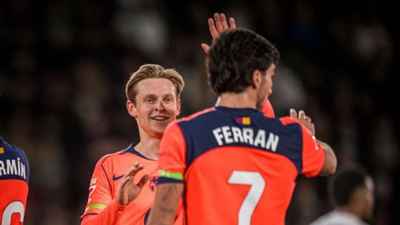 Simak rangkuman Hasil Liga Spanyol pekan ke-22, di mana Barcelona berhasil memperlebar jarak di puncak klasemen, sementara Atletico Madrid harus puas dengan hasil imbang tanpa gol.