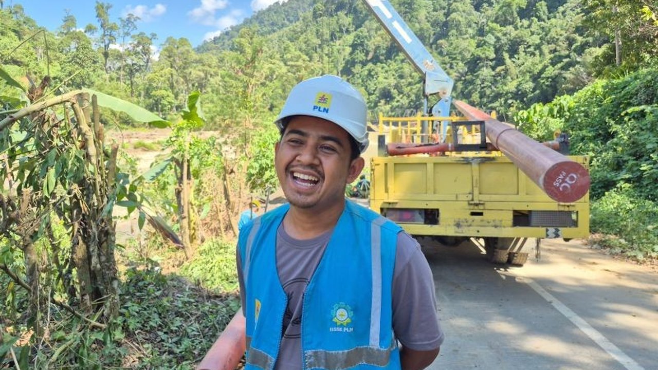Kisah inspiratif Rayyan, seorang Petugas PLN, yang rela menahan kerinduan pada keluarga di tengah bencana Aceh demi memastikan listrik kembali menyala.