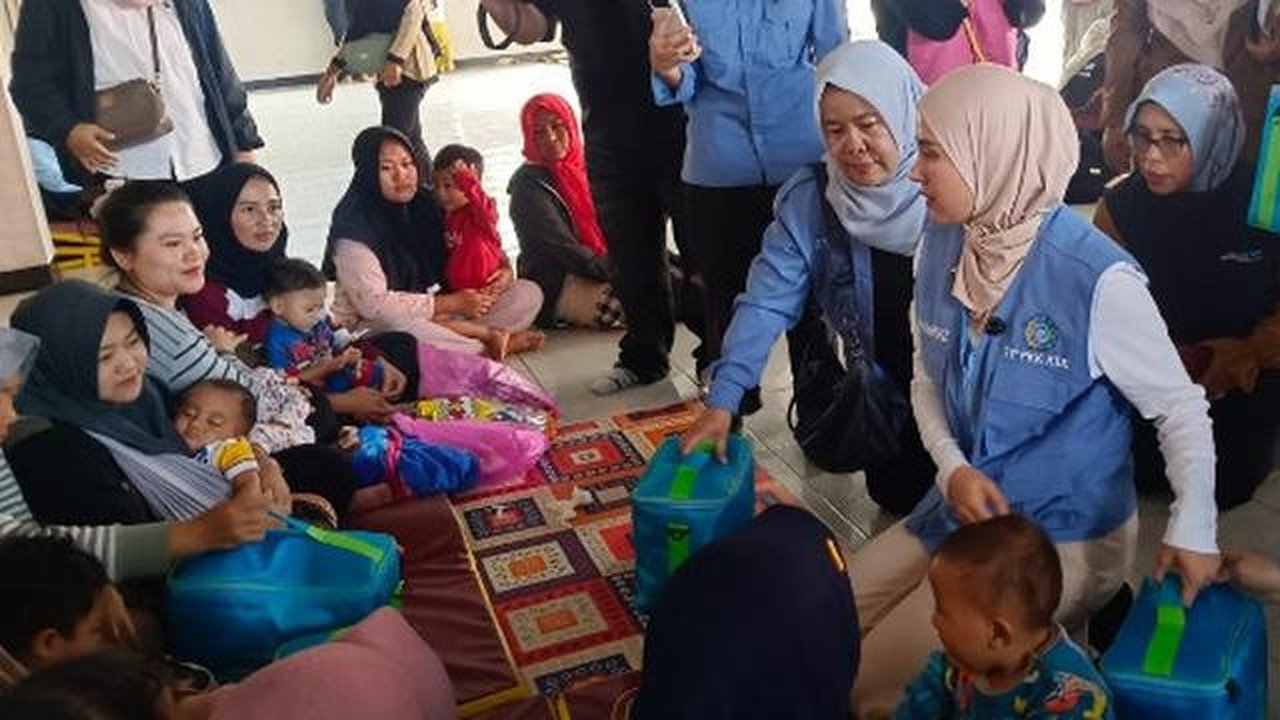 Dukungan Psychological First Aid (PFA) atau dukungan psikologis awal terus dilakukan karena sebagian korban longsor Cisarua  merasakan kebingungan atas hilangnya kerabat, tempat tinggal, hart