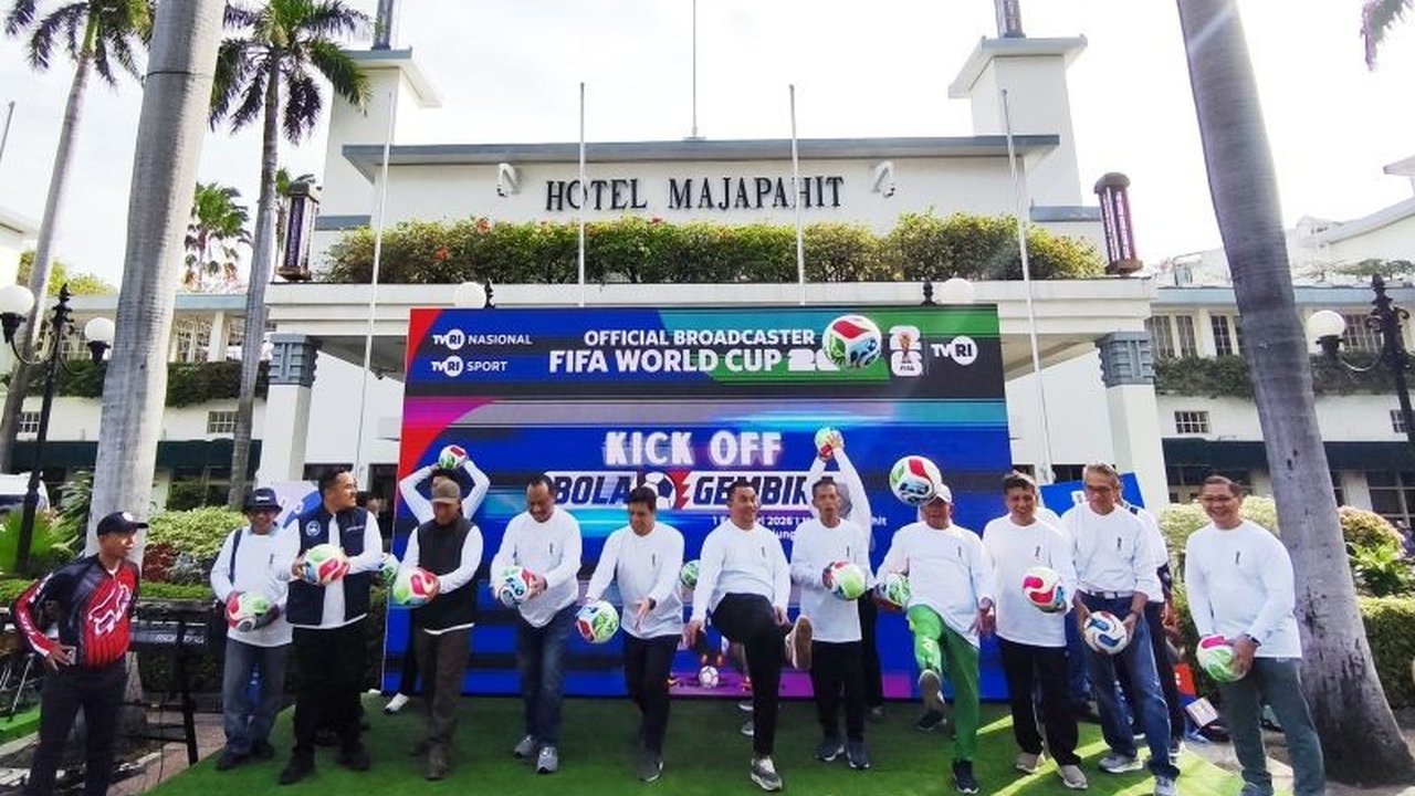 TVRI Jawa Timur sukses menggelar 'Kick Off Bola Gembira' di Surabaya, menghadirkan legenda sepak bola dan menyosialisasikan siaran Piala Dunia 2026 gratis. Simak detail kemeriahannya!