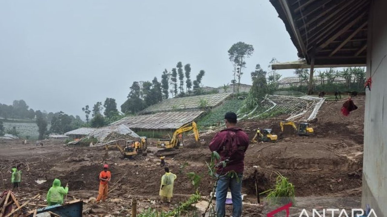 Operasi pencarian korban longsor Cisarua, Kabupaten Bandung Barat, diperluas pada hari kesembilan, melibatkan tim gabungan dan teknologi canggih untuk menemukan 10 korban yang masih tertimbun.