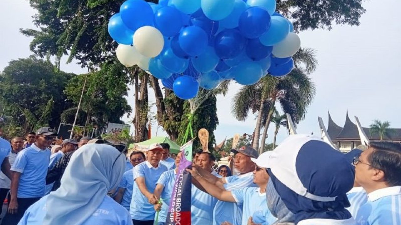 Gubernur Mahyeldi Ansharullah bersama legenda sepak bola Suhatman Imam meresmikan Kick Off Piala Dunia 2026 di Sumbar, menandai TVRI sebagai official broadcaster dan mengajak masyarakat menyemarakkan ajang bergengsi ini.