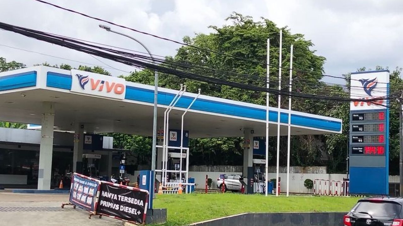 Pertamina Patra Niaga resmi pasok BBM Vivo sebanyak 100 ribu barel, memastikan ketersediaan energi di SPBU swasta. Langkah ini wujud komitmen menjaga pasokan nasional.
