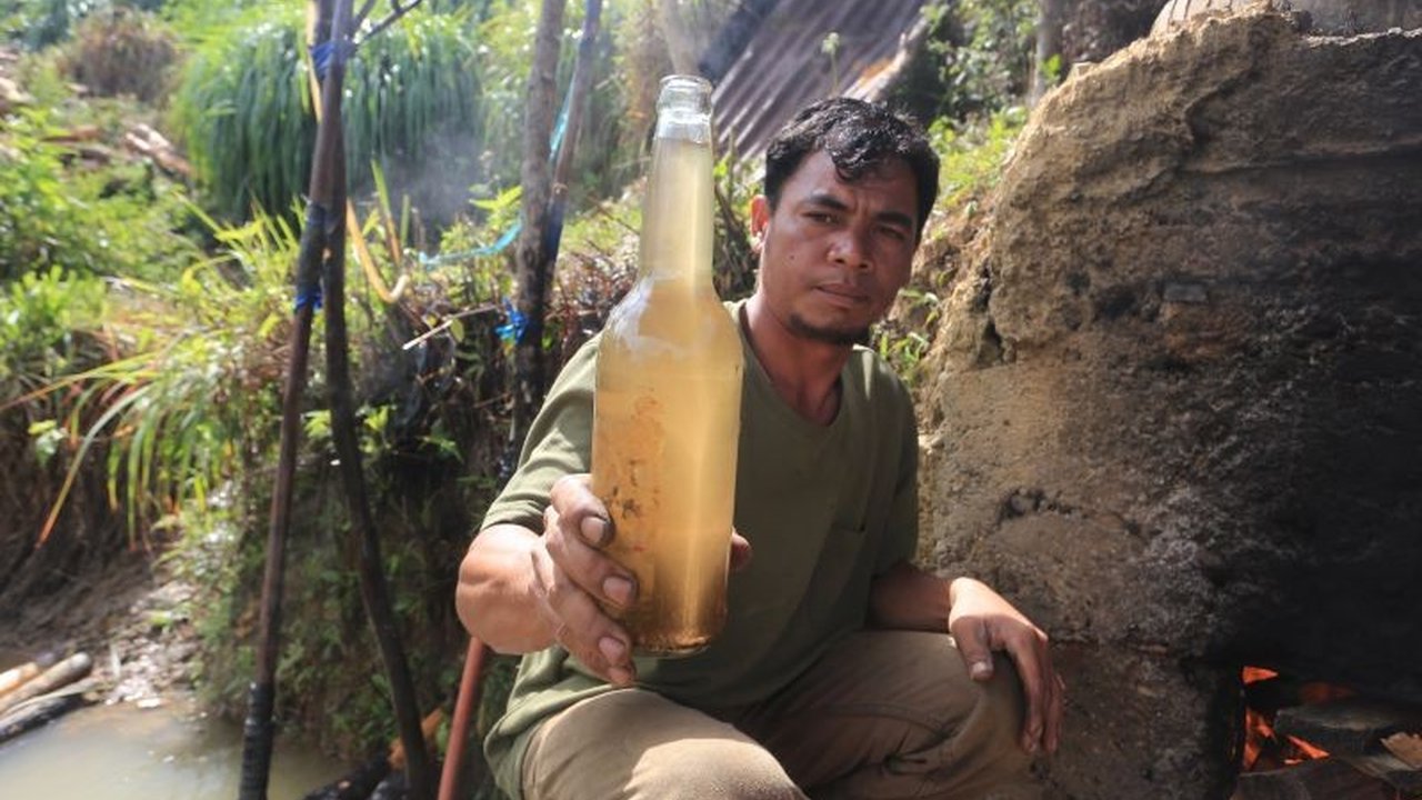 Kabar gembira bagi petani serai di Gayo Lues, Aceh, setelah akses transportasi kembali normal. Simak bagaimana **harga minyak serai Gayo Lues stabil** kembali, membawa dampak positif bagi ekonomi lokal.