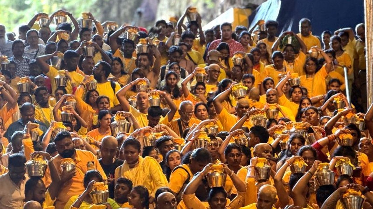 Ribuan umat Hindu, khususnya masyarakat Tamil, memadati Gua Batu di Malaysia untuk merayakan festival Thaipusam, sebuah momen sakral penuh pengorbanan dan spiritualitas yang menarik perhatian dunia.