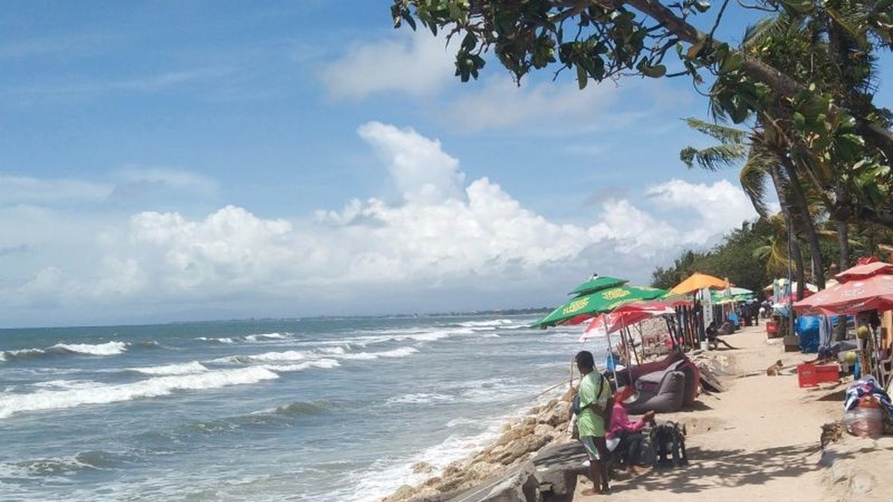 BBMKG Wilayah III Denpasar mengimbau masyarakat waspada potensi Angin Kencang Bali hingga 35 knot di perairan periode 2-5 Februari 2026, berisiko tinggi bagi keselamatan pelayaran.