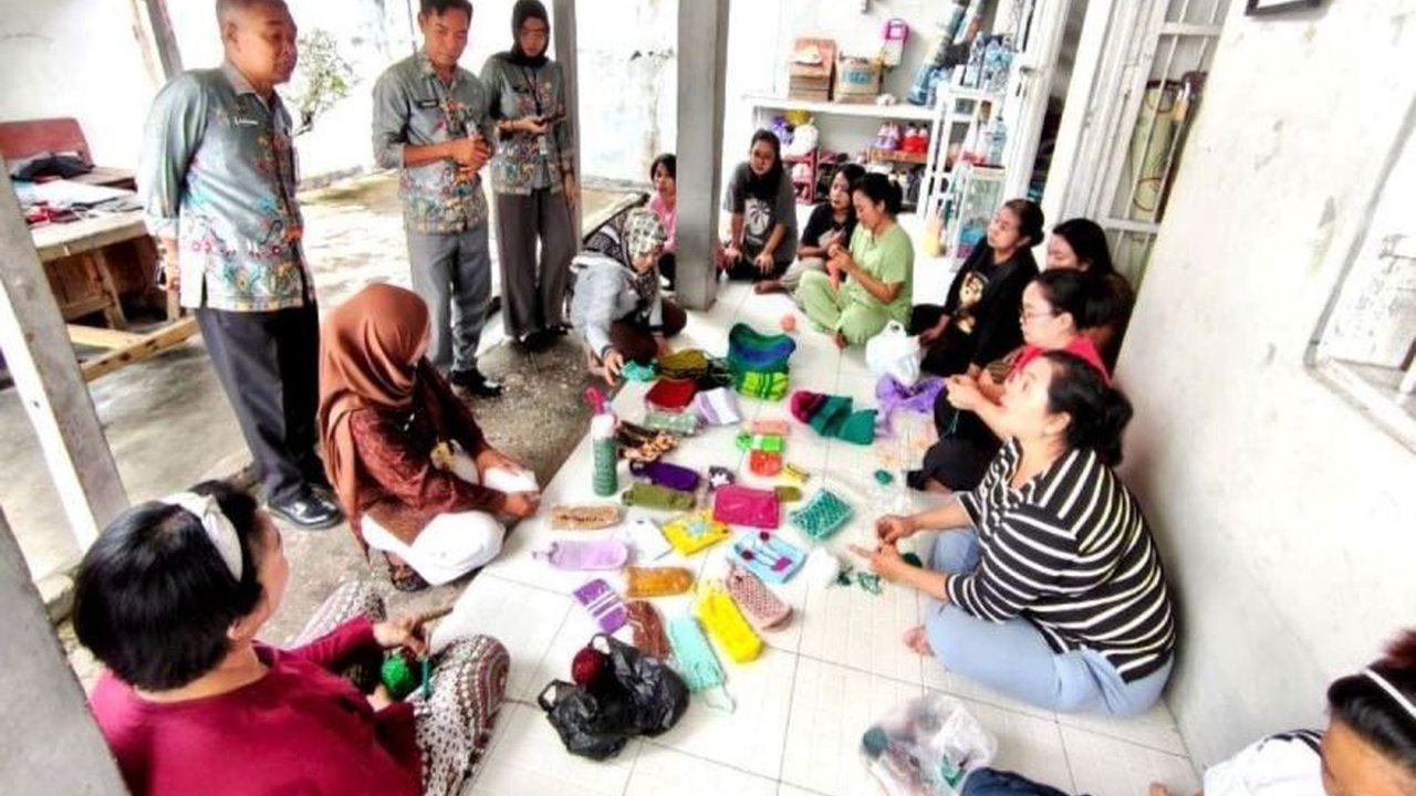 Pemerintah Kabupaten Barito Utara berkomitmen penuh terhadap peningkatan SDM warga binaan Lapas Muara Teweh, memastikan pelatihan berjalan optimal demi reintegrasi sosial dan produktivitas mereka di masyarakat.