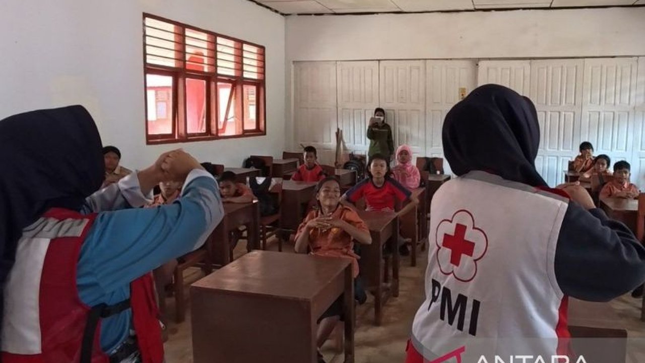 Palang Merah Indonesia (PMI) Sumut memberikan dukungan pemulihan pascabencana kepada siswa di Tapanuli Tengah, fokus pada kesehatan dan psikososial untuk mengembalikan semangat belajar dan keceriaan anak-anak.