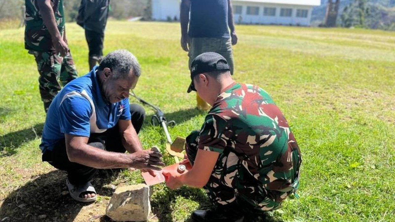 Prajurit Satgas Yonif 511/DY menunjukkan kepedulian sosial melalui karya bakti pembersihan lingkungan Gereja Baptis Wiyaware, mempererat hubungan dengan masyarakat Lanny Jaya. Kegiatan ini menjadi bukti nyata sinergi TNI dengan rakyat.