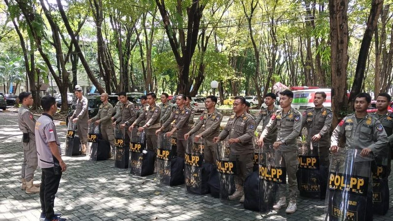 Dinas Kesehatan Sulsel menggelar skrining kesehatan massal bagi personel Satpol PP, termasuk deteksi dini TBC dan pemeriksaan jiwa. Temukan bagaimana upaya ini menjaga kesehatan para penegak perda.