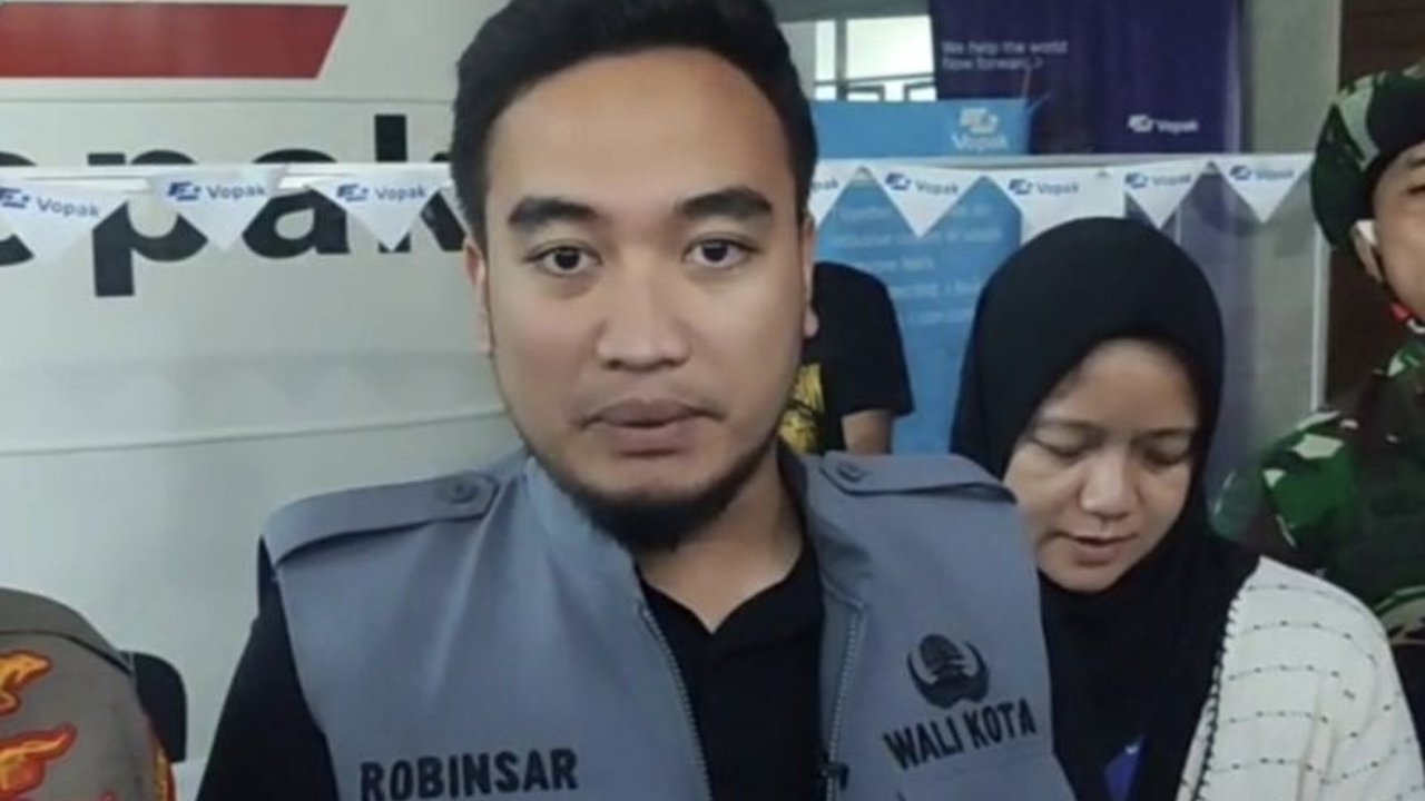 Pemerintah Kota Cilegon memastikan lingkungan aman setelah insiden kepulan uap oranye di kawasan industri. Simak penjelasan lengkap mengenai penyebab dan langkah penanganan Kepulan Uap Oranye Cilegon.