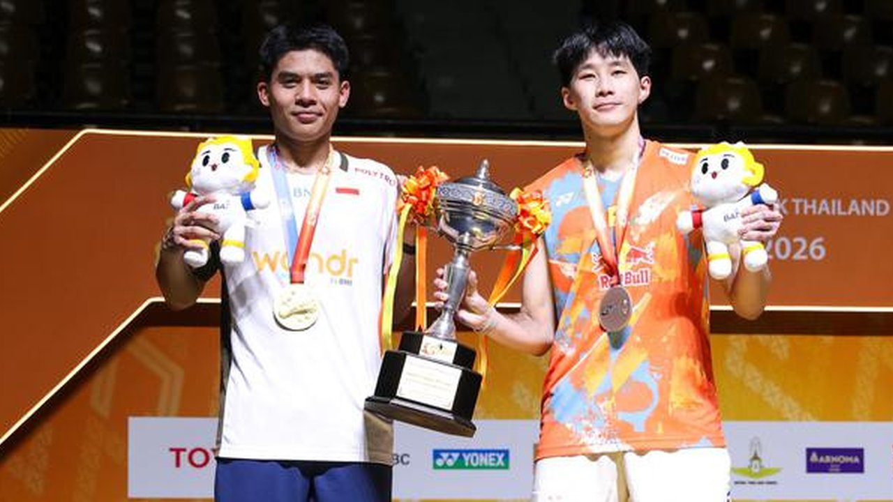 Moh. Zaki Ubaidillah (kiri) bersama Panitchaphon Teeraratsakul di podium juara Thailand Masters 2026 yang berlangsung di Stadion Nimibutr, Bangkok, Thailand, Minggu (1/2/2026) sore WIB. (Dok.