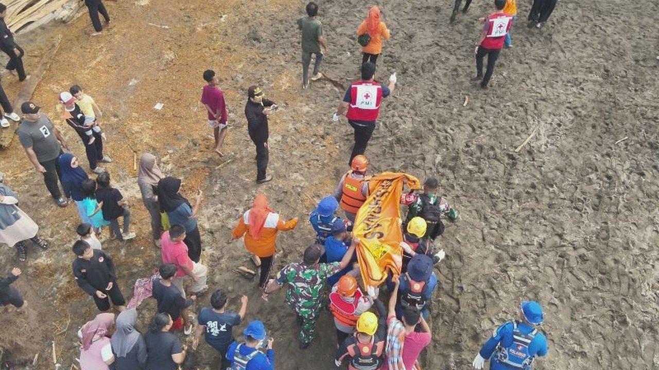 Tim SAR gabungan berhasil menemukan jasad seorang anak yang sebelumnya terseret ombak di Pantai Ujung Batu, Padang, Minggu, setelah insiden nahas yang juga menimpa dua korban lainnya.