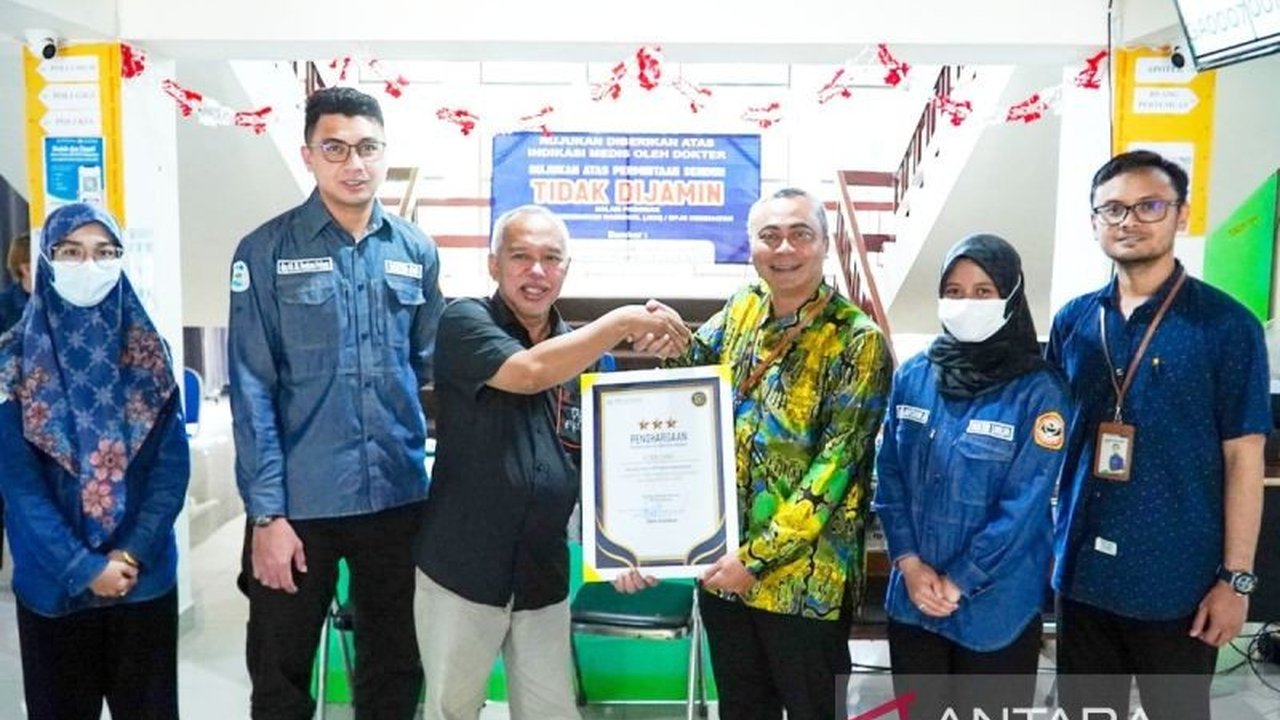 Universitas Lambung Mangkurat (ULM) berhasil meraih penghargaan dari BPJS Kesehatan atas komitmennya dalam digitalisasi layanan di Lambung Mangkurat Medical Center (LMMC), sebuah langkah maju yang patut diapresiasi.