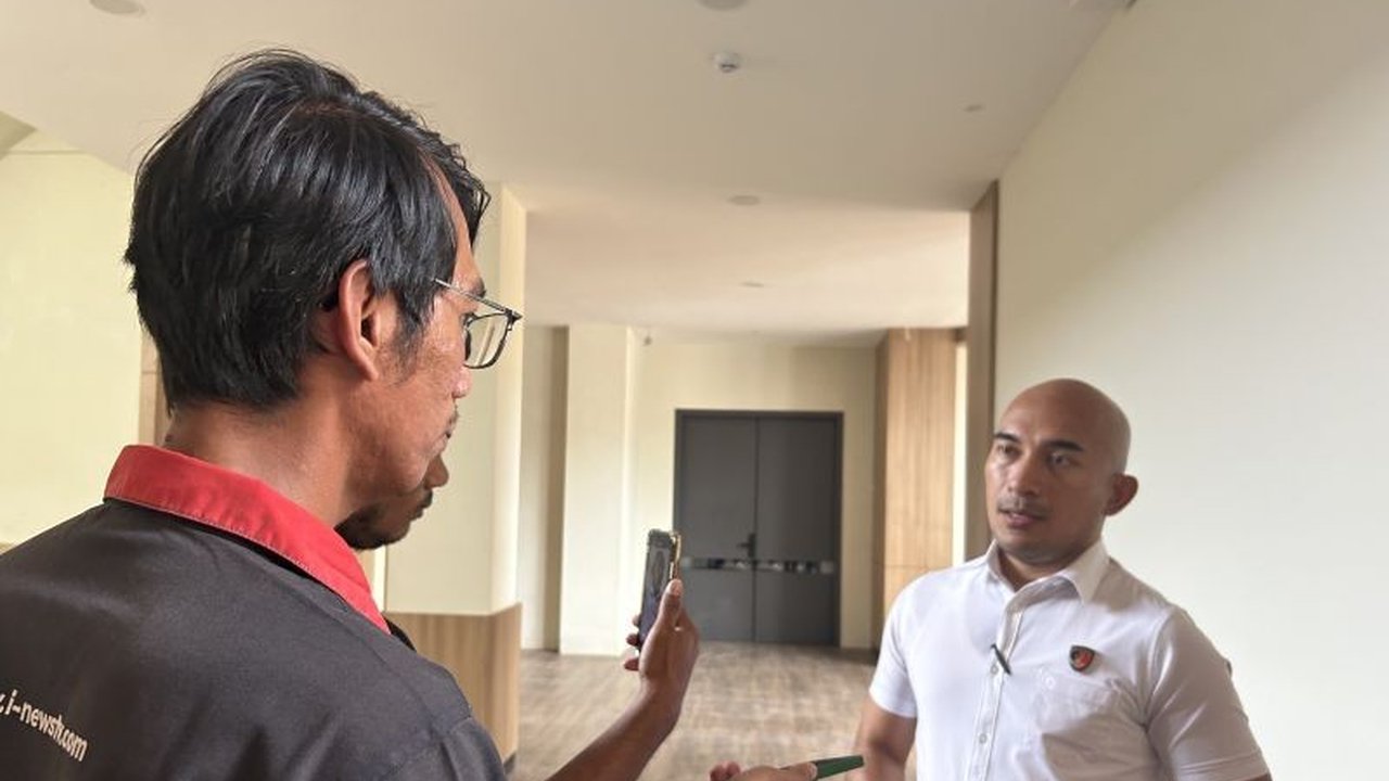 Polda Kepri tengah menyelidiki kasus scam website perbankan palsu yang menipu seorang pengusaha di Batam hingga miliaran rupiah. Waspada modus penipuan online yang semakin canggih!