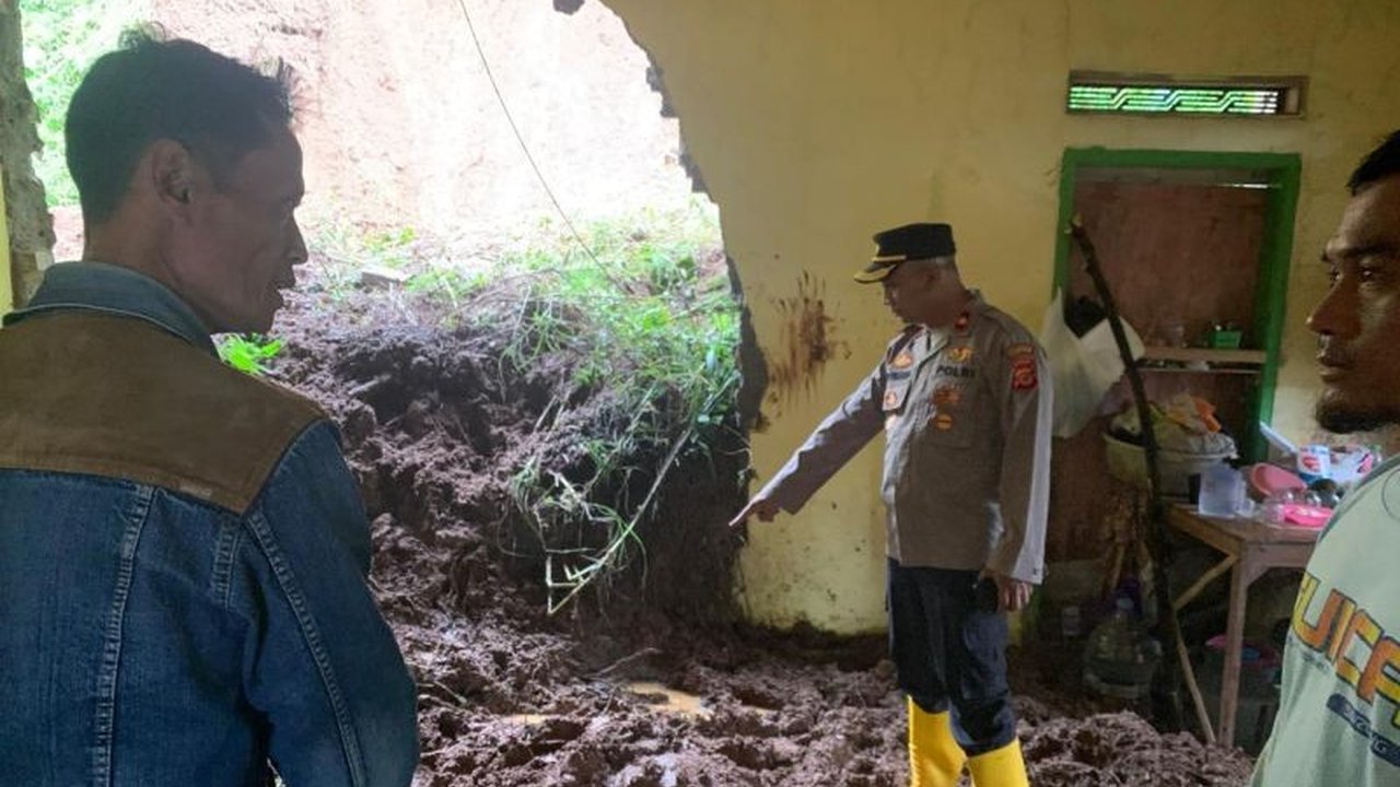 Bencana longsor Pangalengan di Kabupaten Bandung menewaskan dua anak. BPBD Bandung mencatat kejadian ini dipicu hujan deras dan tanah labil, menyebabkan kerusakan parah pada rumah warga.