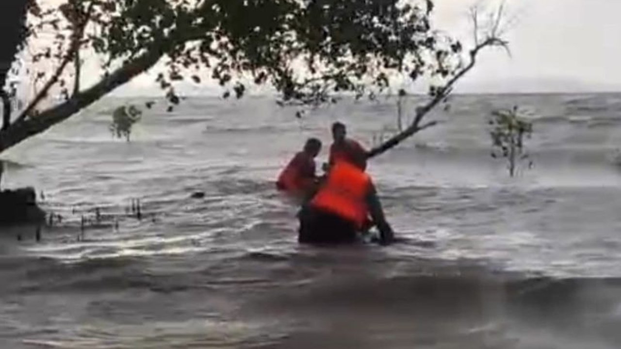 Insiden kapal tenggelam Muna rute Raha-Maligano berhasil mengevakuasi 28 penumpang dan empat kru kapal dalam kondisi selamat, meski cuaca buruk sempat menghantam perairan Desa Pohorua, Sulawesi Tenggara.