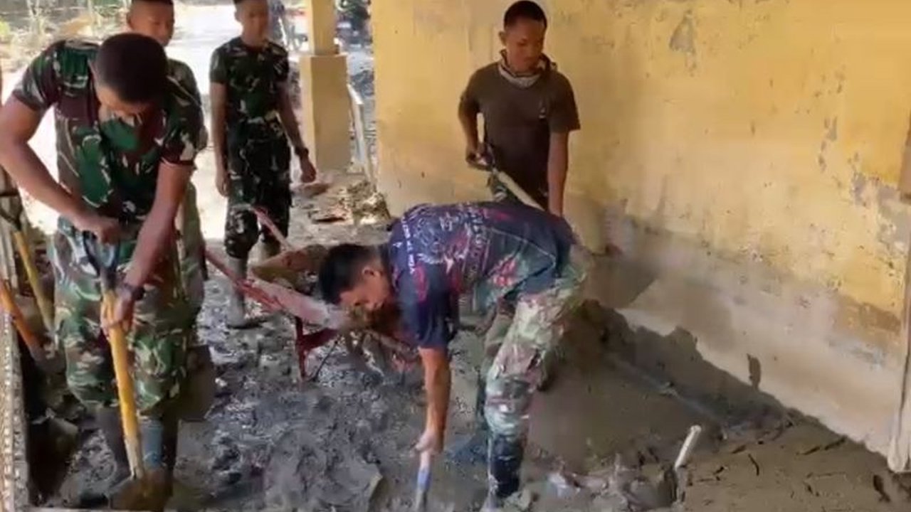Personel TNI terus menunjukkan dedikasi tanpa henti dalam membantu percepatan pemulihan Aceh pasca-bencana banjir dan tanah longsor, meringankan beban warga terdampak.