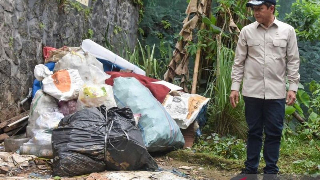 Menteri Lingkungan Hidup Hanif Faisol Nurofiq menyoroti pentingnya mengubah fungsi lahan dataran tinggi menjadi hutan, bukan palawija, sebagai solusi efektif mencegah bencana longsor.