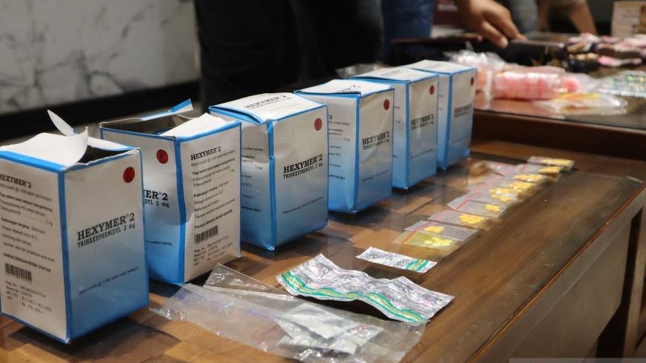 Polres Metro Bekasi berhasil membekuk empat pengedar obat keras daftar G dalam operasi senyap, upaya serius menyelamatkan generasi muda dari bahaya konsumsi ilegal.