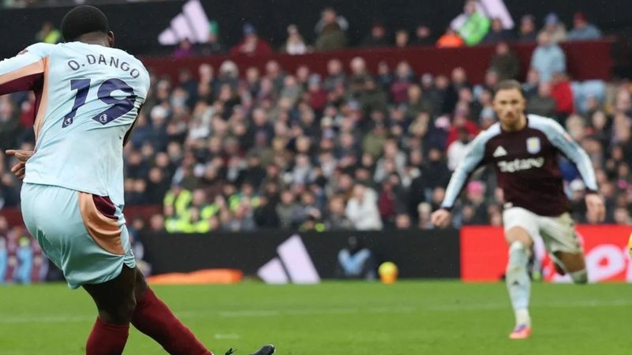Dua laga seru mewarnai lanjutan Liga Inggris akhir pekan ini. Aston Villa harus mengakui keunggulan Brentford, sementara Nottingham Forest berbagi angka dengan Crystal Palace. Simak rangkuman Hasil Liga Inggris selengkapnya di sini!