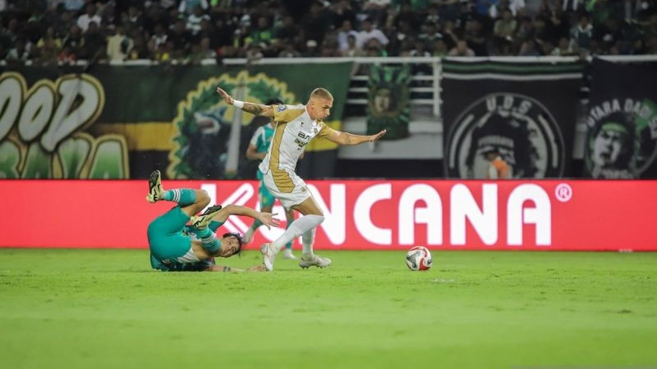 Dewa United Imbangi Persebaya 1-1 dalam laga sengit Super League di Gelora Bung Tomo. Bermain dengan 10 orang, Dewa United sukses menahan imbang Bajul Ijo, bagaimana jalannya pertandingan?
