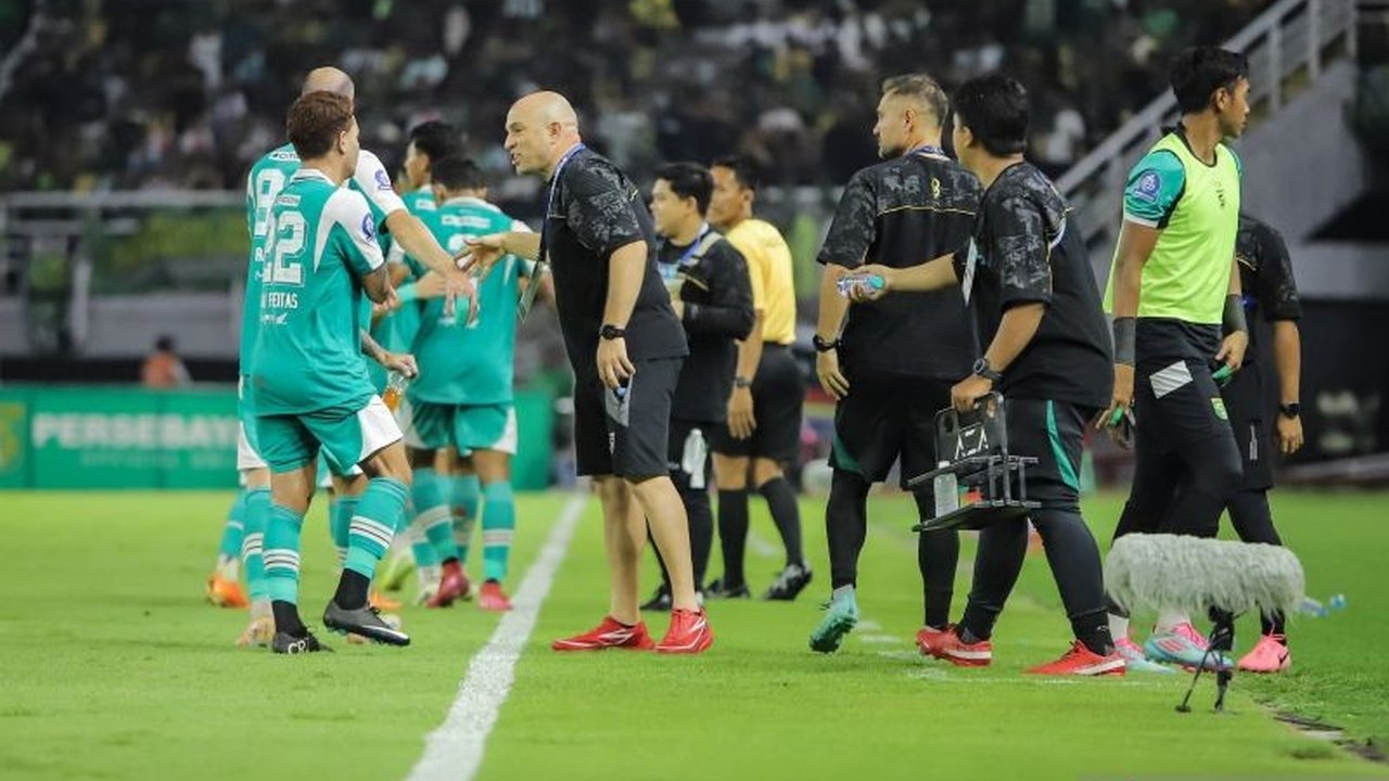 Pelatih Persebaya, Bernardo Tavares, mengungkapkan kekecewaannya setelah Persebaya gagal menang dan hanya bermain imbang 1-1 melawan Dewa United, meskipun unggul jumlah pemain sejak awal babak kedua.